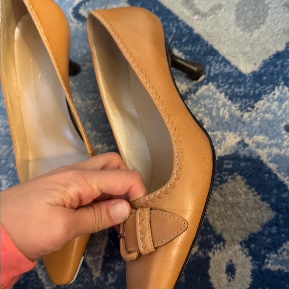 Cole haan size 6 kitten heels - Picture 2 of 3